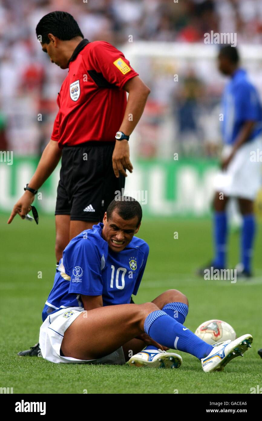 Rivaldo du Brésil infirmières une blessure comme l'arbitre Felipe Ramos Rizo (retour) accorde un coup de pied gratuit Banque D'Images