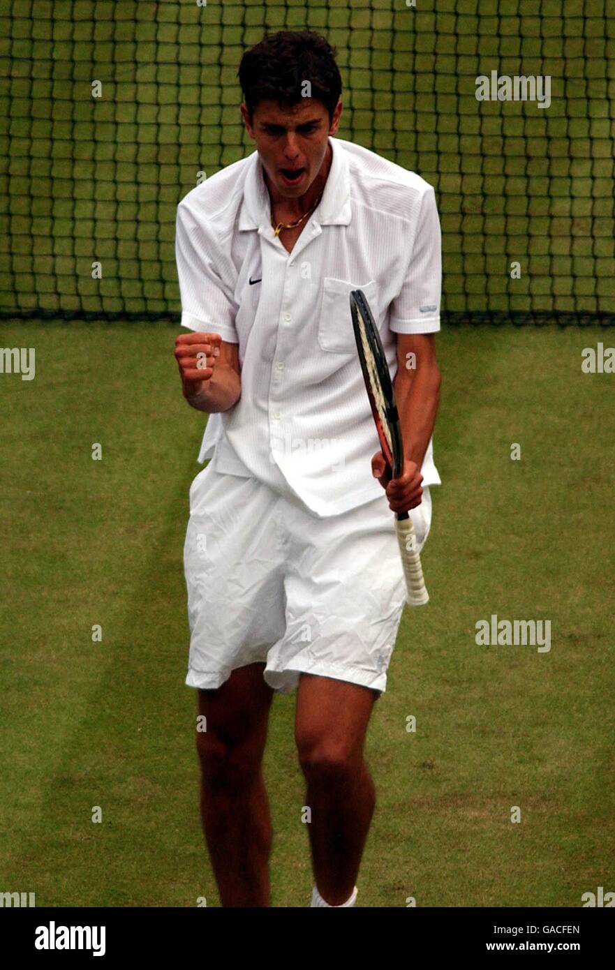 Mario Ancic célèbre un point sur son chemin à lui Le bouleversement l'emportera sur Roger Federer Banque D'Images