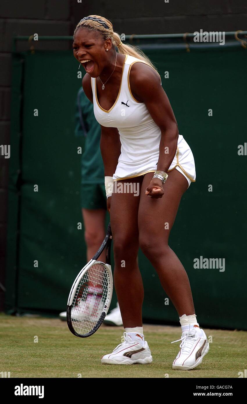 Tennis - Wimbledon 2002 - troisième tour.Serena Williams célèbre un point contre Els Callens Banque D'Images
