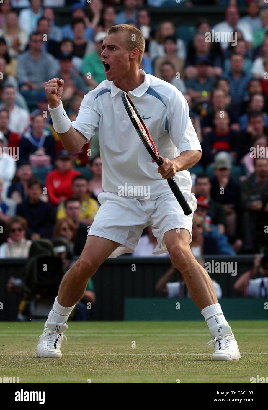 Tennis, Wimbledon 2002, troisième tour. Lleyton Hewitt célèbre un point au-dessus de Julian Knowle Banque D'Images