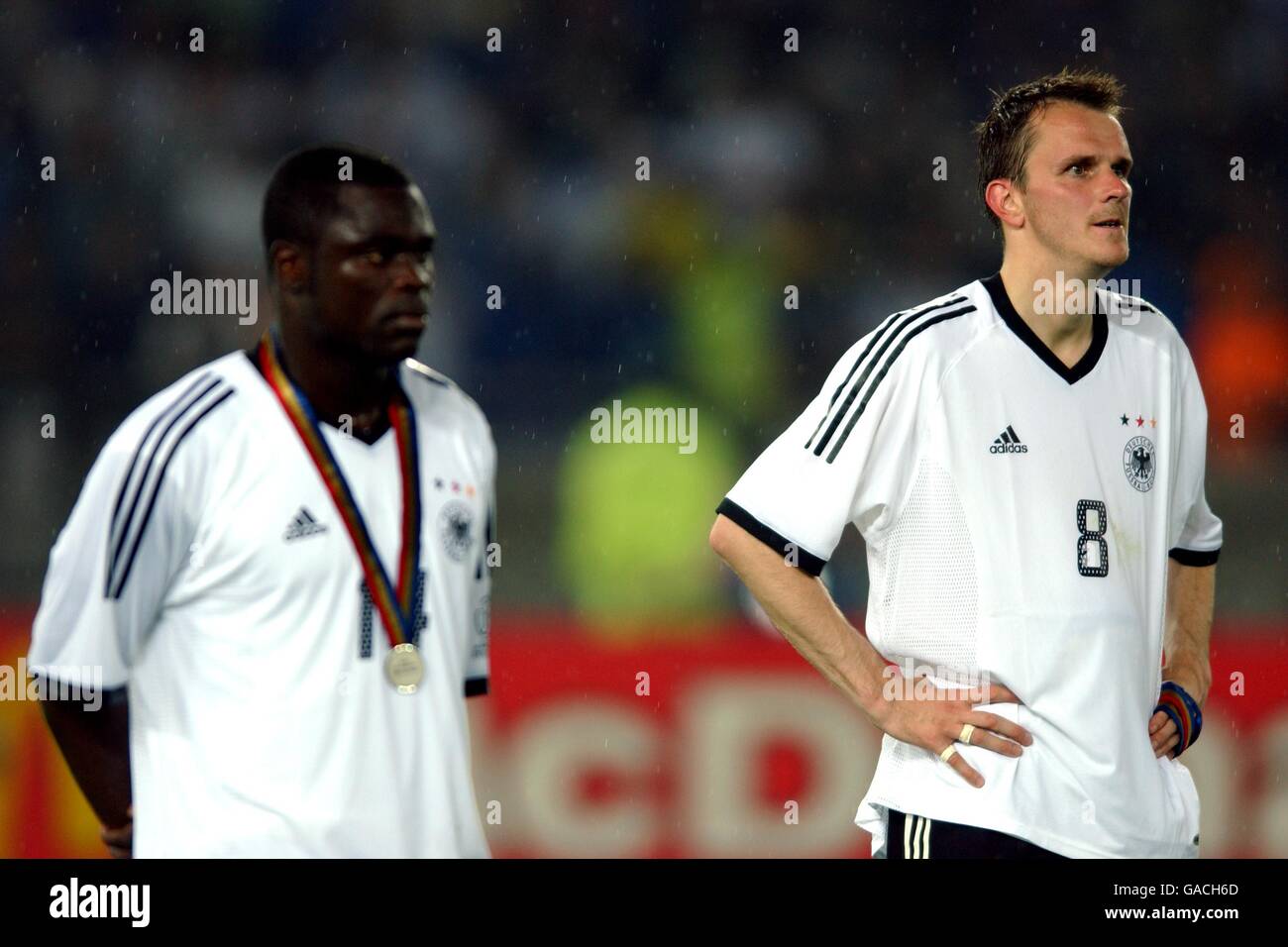 Football - coupe du monde de la FIFA 2002 - finale - Allemagne contre Brésil.Gerald Asamoah et Dietmar Hamann se sont déprimés en Allemagne en regardant le Brésil célébrer Banque D'Images