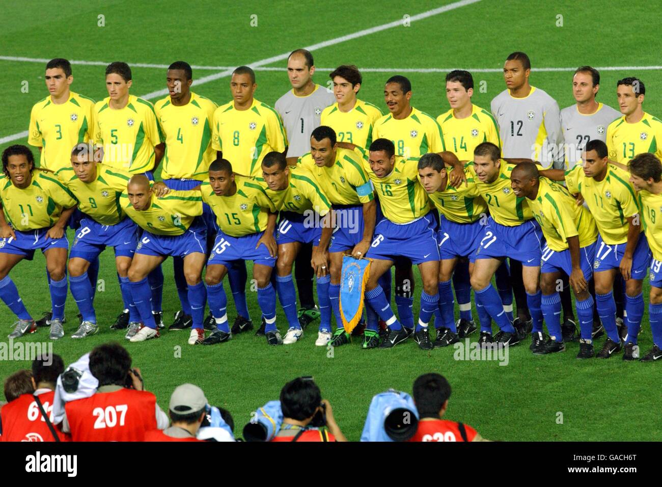 (Rangée arrière G-D) Lucio, Edmilson, Roque Junior, Gilberto Silva, Marcos, Kaka, Vampeta, Anderson Polga, Dida, Rogerio CENI, Belletti. (Premier rang G-D) Ronadlnho, Ronaldo, Roberto Carlos, Kleberson, Rivaldo, Cafu, Junior, Ricardino, Luizae, Edilson, Denilson, Juninho. Banque D'Images