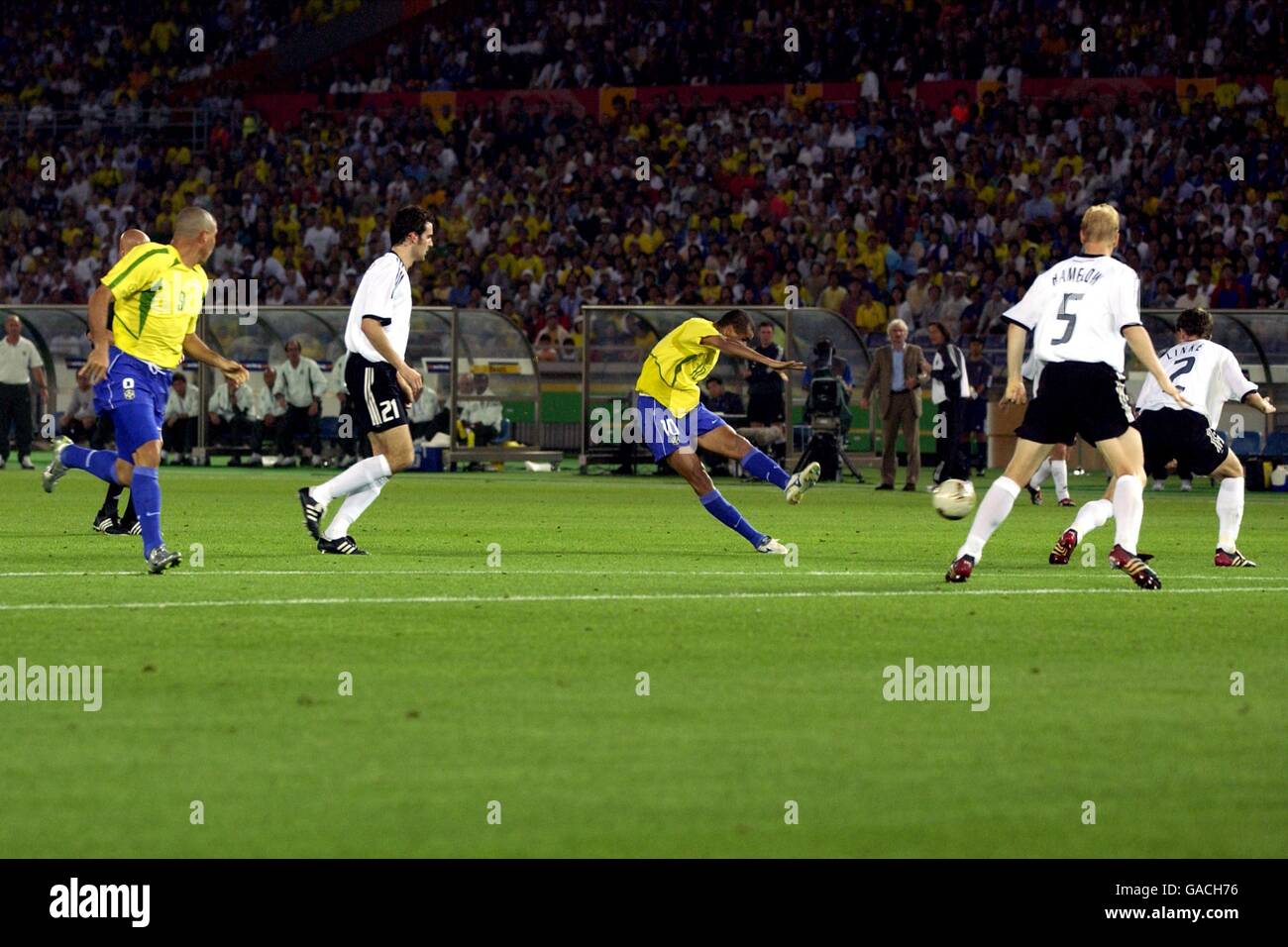 Rivaldo du Brésil tire vers le but. Son tir a été fusillé par le gardien de but allemand Oliver Kahn pour Ronaldo (à gauche) pour marquer le but d'ouverture de la victoire de 2-0 Banque D'Images
