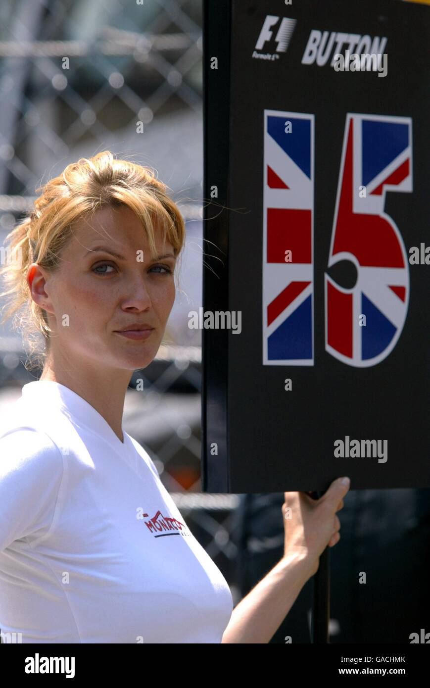 Une fille de grille tient le nombre de Jenson Button de Renault en tête Banque D'Images