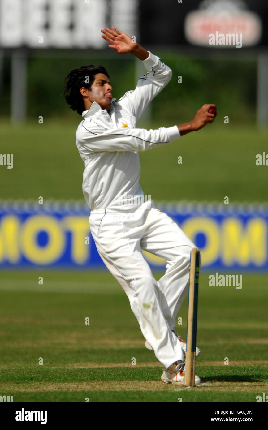 Cricket - série de matchs de moins de 19 ans - Angleterre contre Pakistan - terrain de course. Umar Amin, Pakistan Banque D'Images