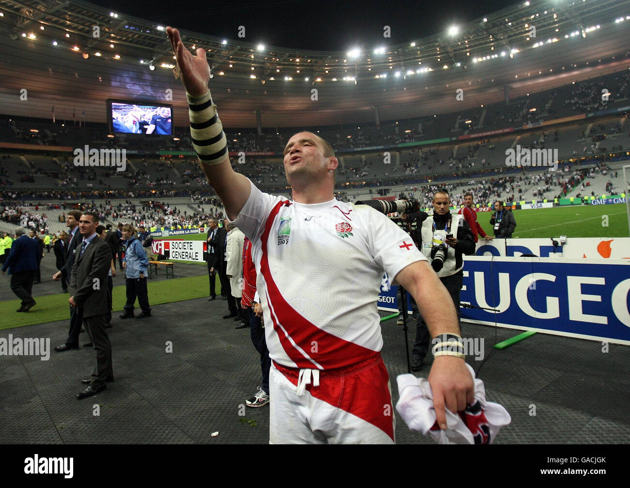 Phil Vickery fait un baiser à la foule après la victoire de l'Angleterre en 14-9 sur la France lors du match de demi-finale de la coupe du monde de rugby de l'IRB au Stade de France, St Denis, France. Banque D'Images