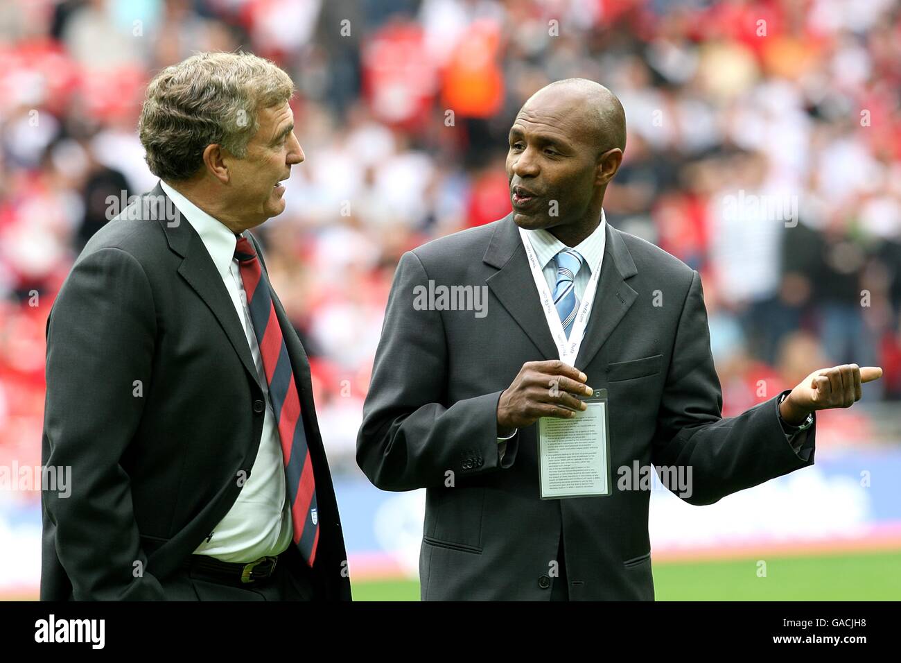 Football - Championnat d'Europe de l'UEFA qualification 2008 - Groupe E - Angleterre / Estonie - Stade Wembley.Trevor Brooking, directeur du développement du football de l'Association du football, s'entretient avec l'ex-footballeur Luther Blissett avant le début du match Banque D'Images