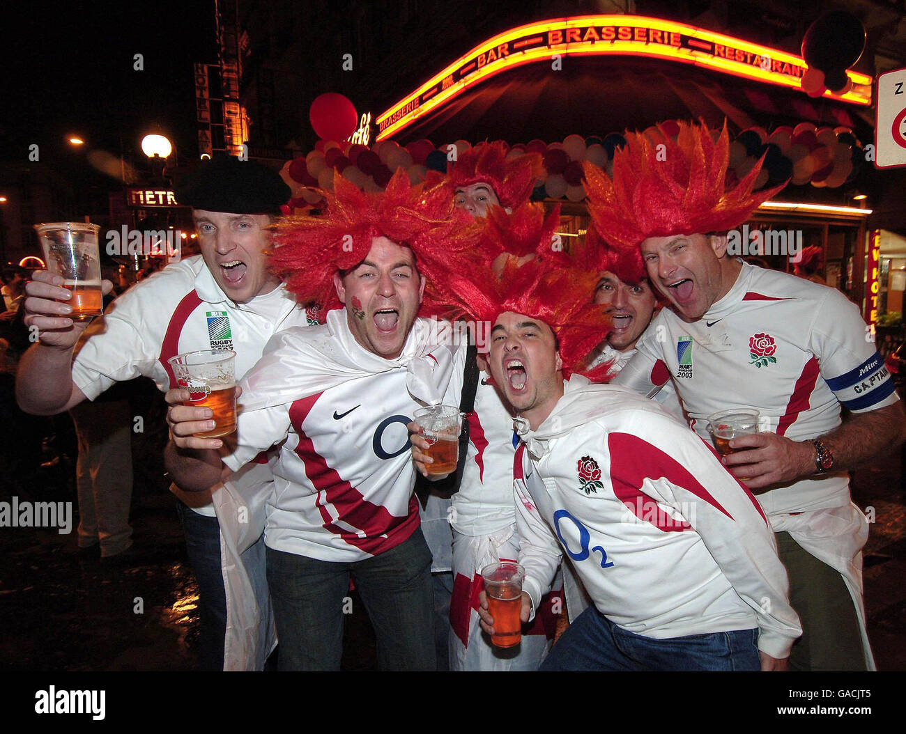 Rugby Union - IRB Rugby World Cup 2007 - demi-finale - Angleterre / France - Stade de France.Les supporters anglais du rugby célèbrent dans les rues de Paris après leur victoire sur la France dans les demi-finales de la coupe du monde de rugby. Banque D'Images