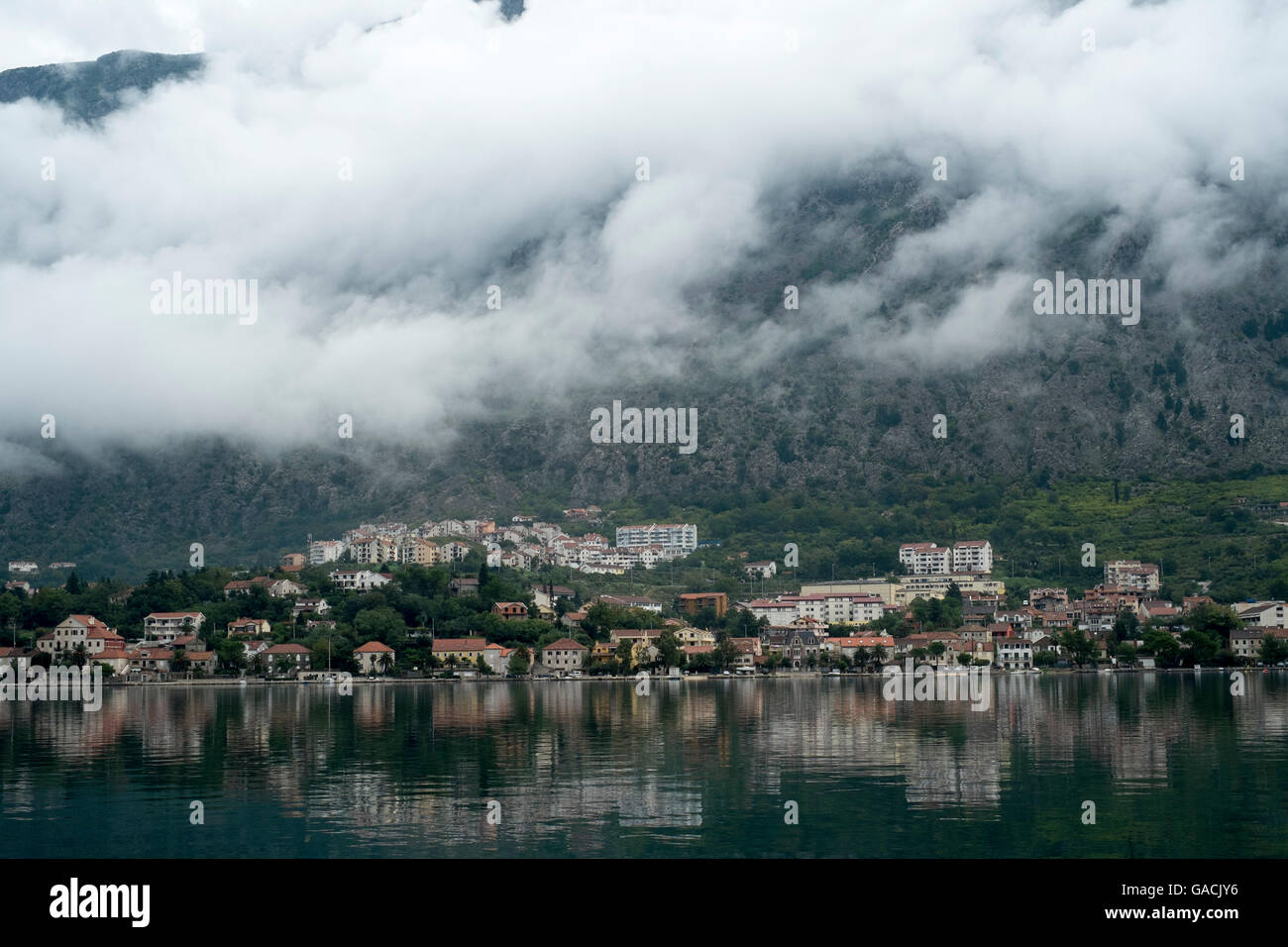 Montagnes près de la ville de Kotor. Printemps en Monténégro Banque D'Images