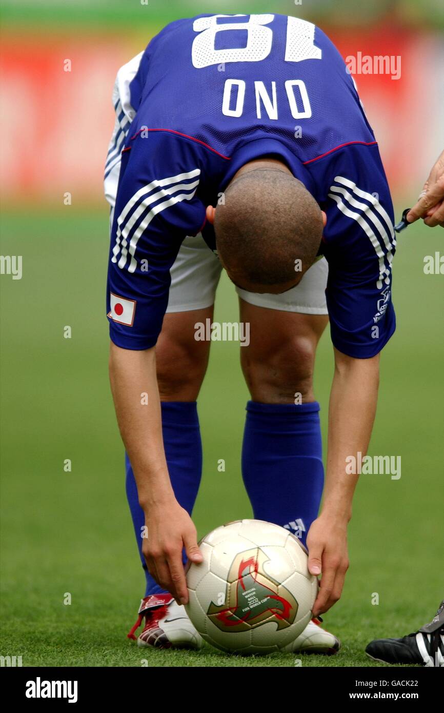 Football - coupe du monde de la FIFA 2002 - Groupe H - Tunisie / Japon. Shinji Ono au Japon se prépare à prendre un coup de pied Banque D'Images