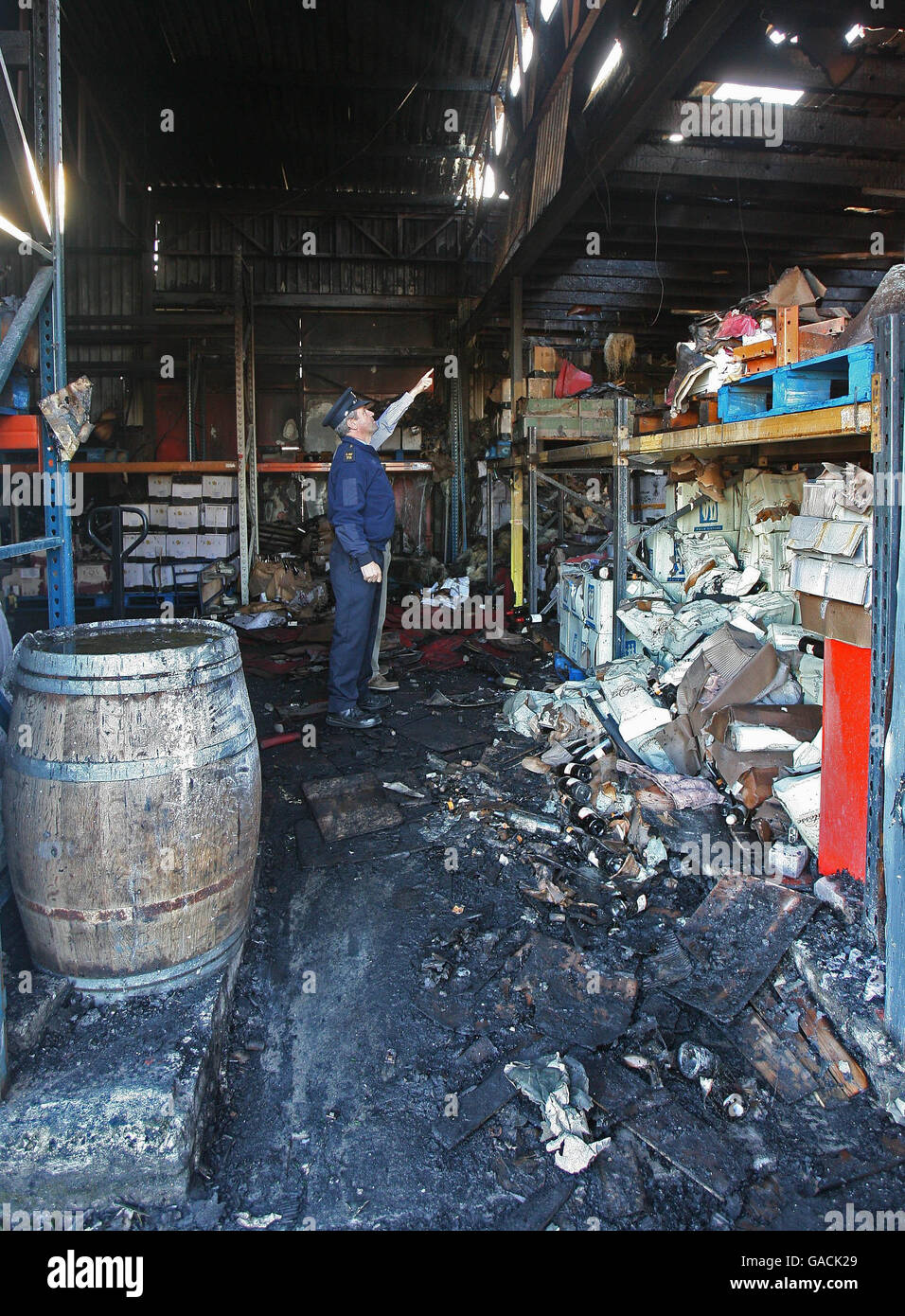 Gardaï arpentent l'entrepôt Wines Direct à Mullingar, Co. West Meath où environ 60,000 bouteilles de vin fin ont été détruites dans un feu qui a vidé un entrepôt massif pendant la nuit. Banque D'Images