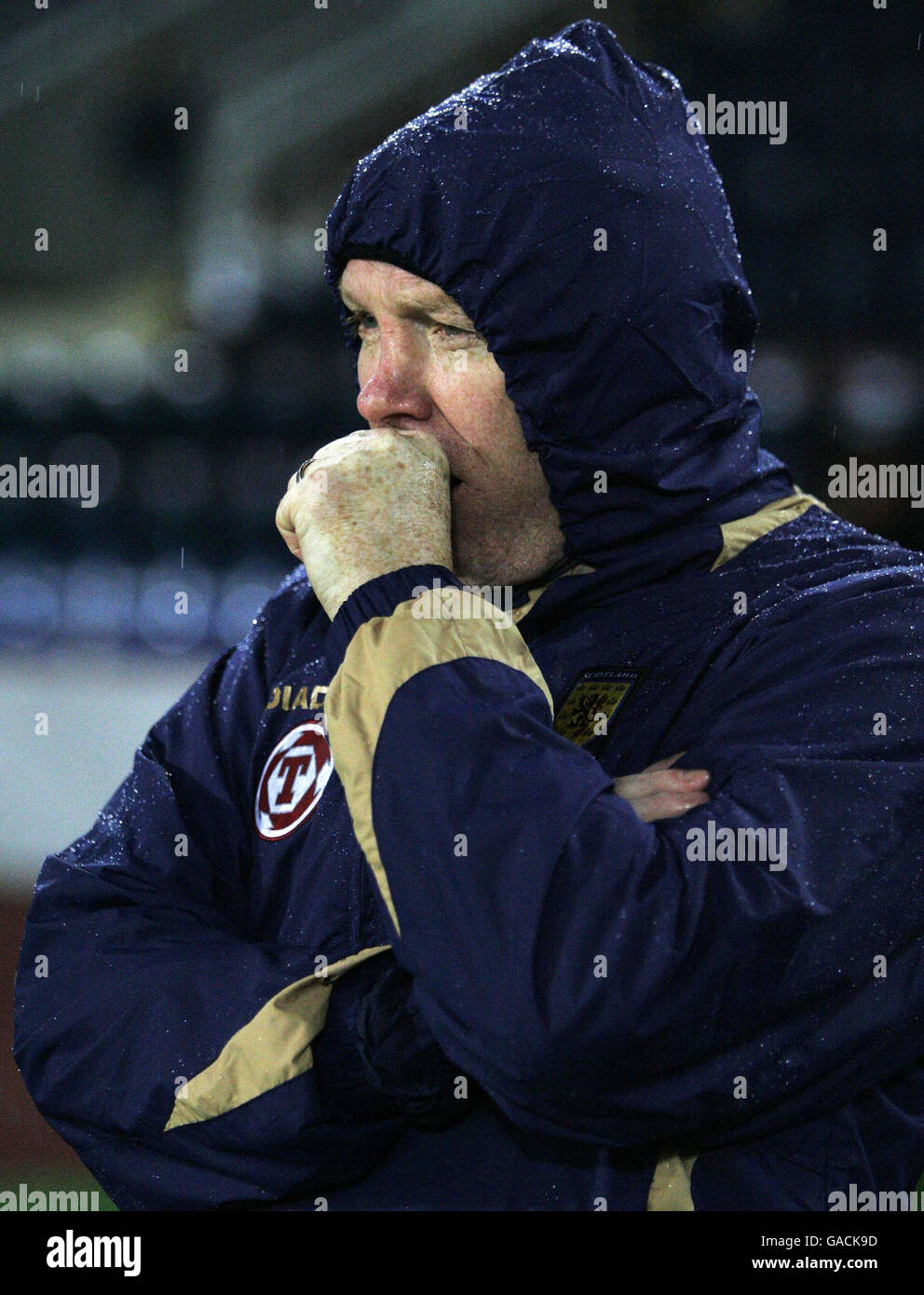 Alex McLeish, directeur écossais, tousse lors d'une séance d'entraînement au stade Boris Paichadze, à Tbilissi, en Géorgie. Banque D'Images