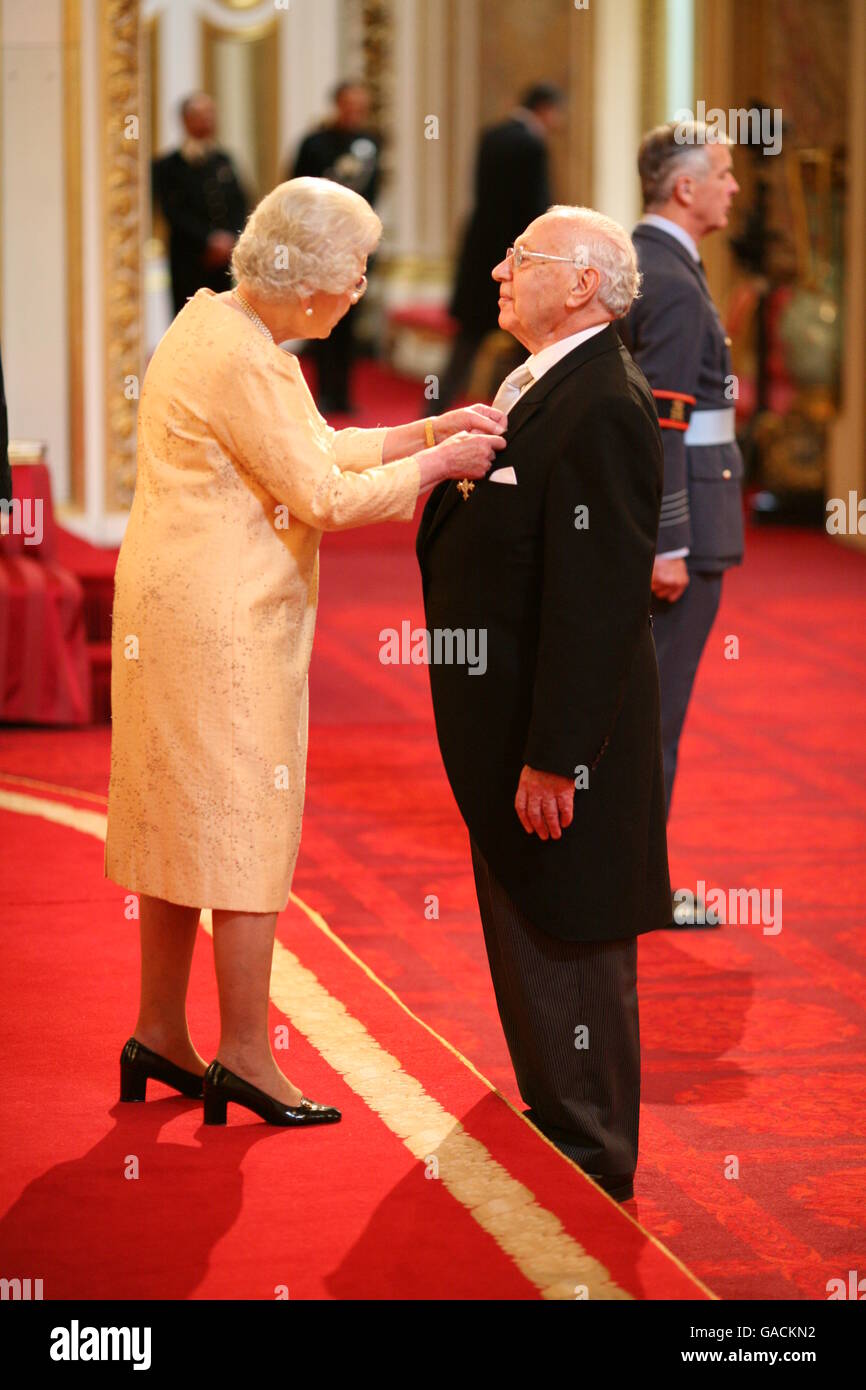 M. George Loble, de Newcastle-upon-Tyne, reçoit une MBE de la Reine à Buckingham Palace, pour des services à la Women's cancer Detection Society de Gateshead et à la communauté de Newcastle-upon-Tyne. Banque D'Images