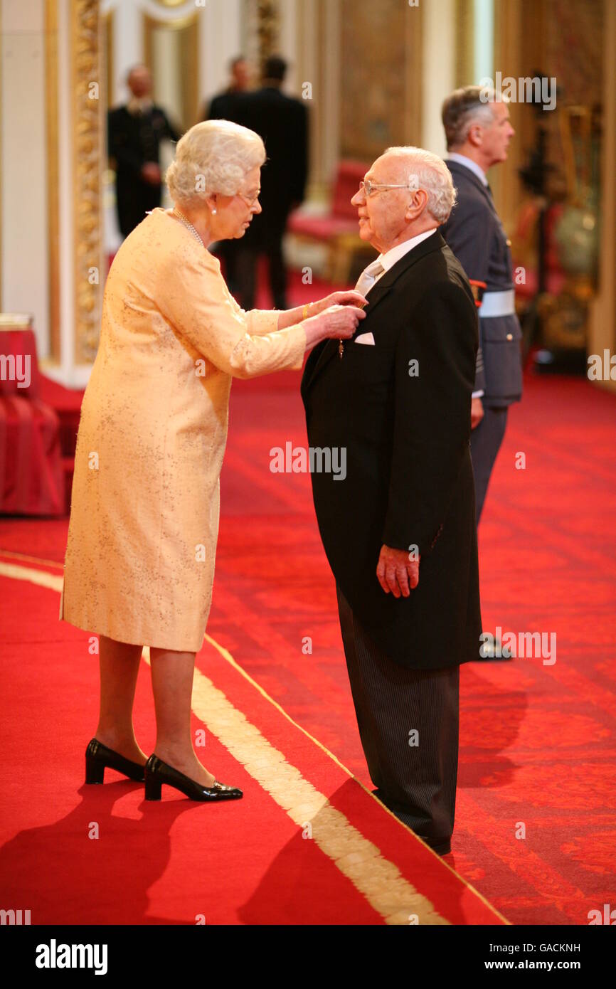 M. George Loble, de Newcastle-upon-Tyne, reçoit une MBE de la Reine à Buckingham Palace, pour des services à la Women's cancer Detection Society de Gateshead et à la communauté de Newcastle-upon-Tyne. Banque D'Images