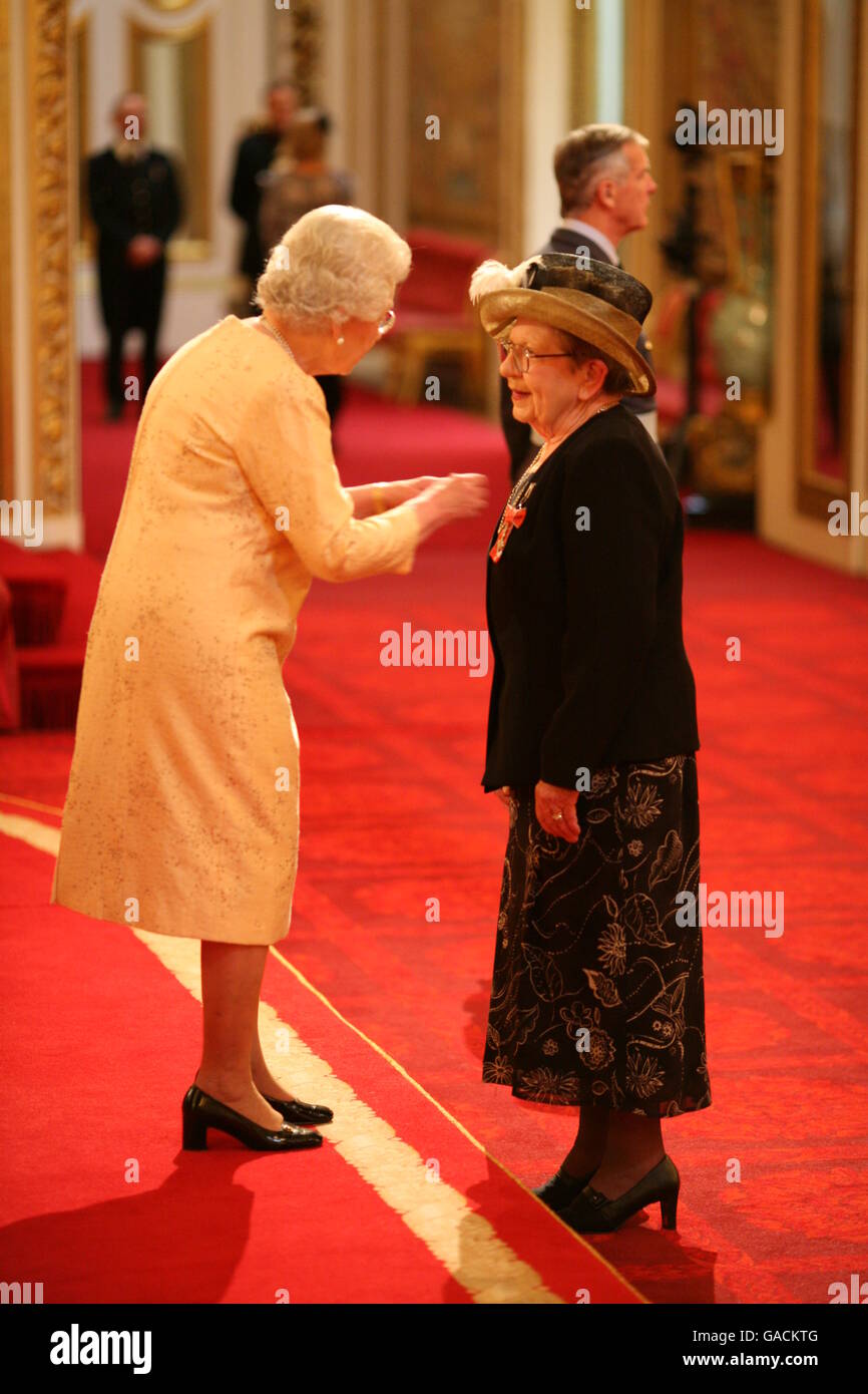 Mme June Joyce, de Gateshead, reçoit une MBE de la Reine à Buckingham Palace, pour des services aux gouvernements locaux et à la communauté de Gateshead, Tyne et Wear. Banque D'Images
