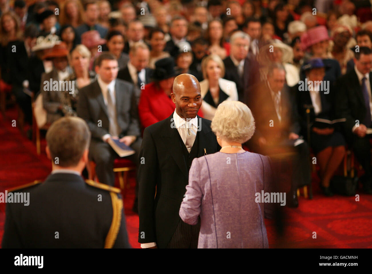 M. Joseph Casely-Hayford, de Londres, est fait OBE par la Reine au Palais de Buckingham. Banque D'Images