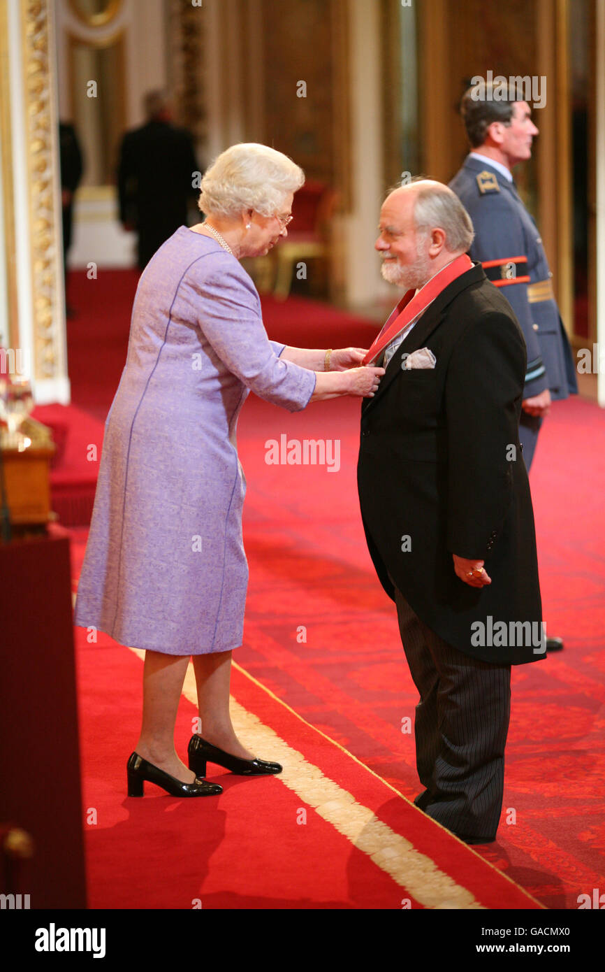 M. Keith Mitchell, d'Adderbury, est fait CBE par la Reine à Buckingham Palace. Banque D'Images