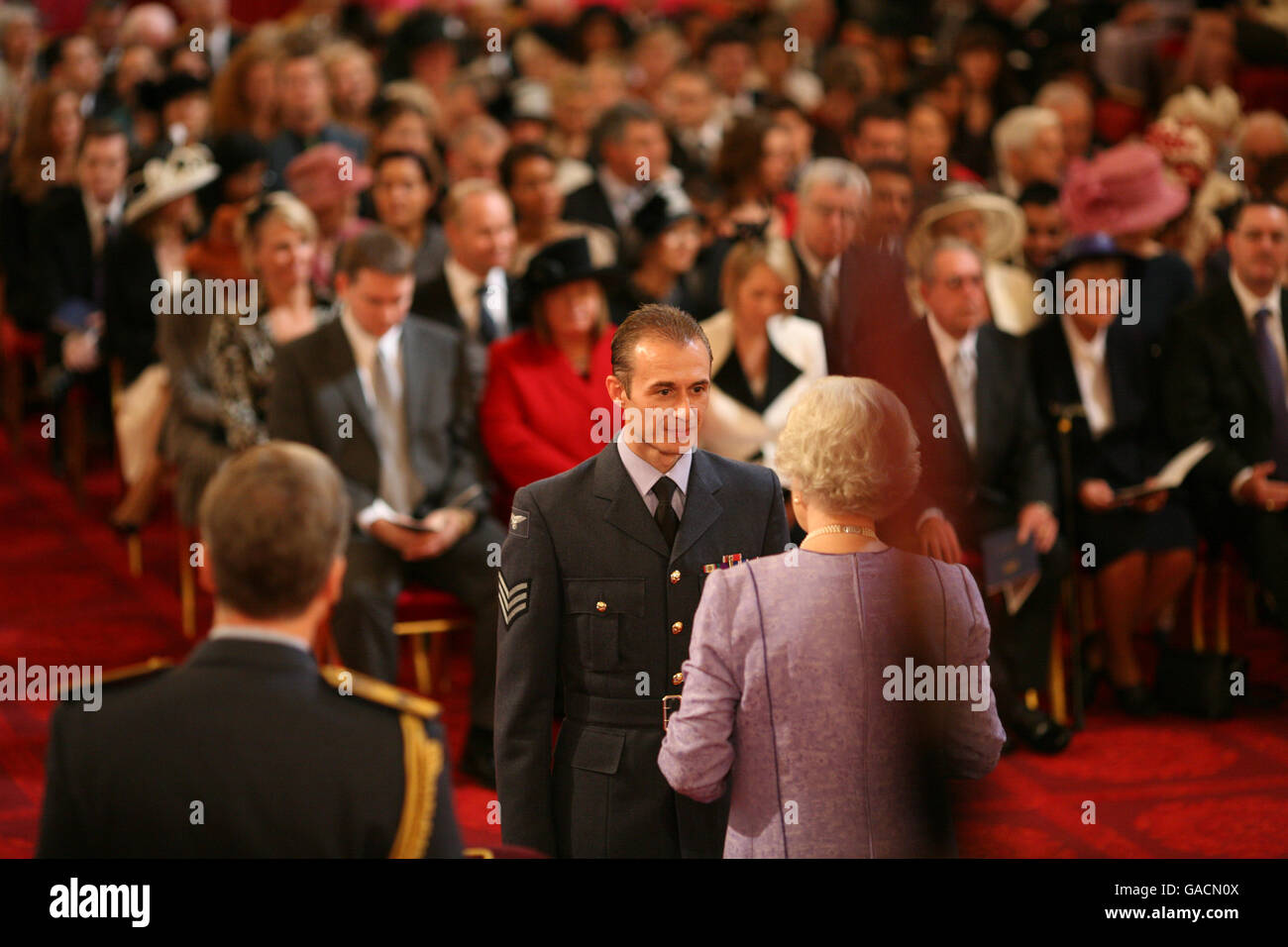 Le Sergent Anthony Park, de la Royal Air Force, est fait par la Reine au Palais de Buckingham. Banque D'Images