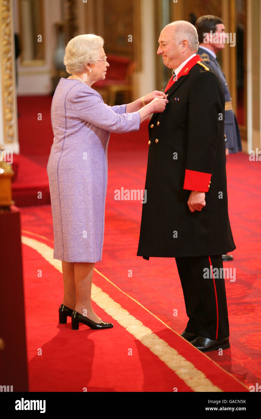 M. James Pyne, de Londres, reçoit la Médaille royale victorienne (argent) de la Reine au Palais de Buckingham. Banque D'Images