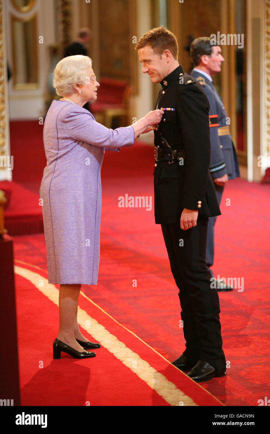 Le Major Andrew Britton, le Royal Tank Regiment, est fait par la Reine au Palais de Buckingham. Banque D'Images