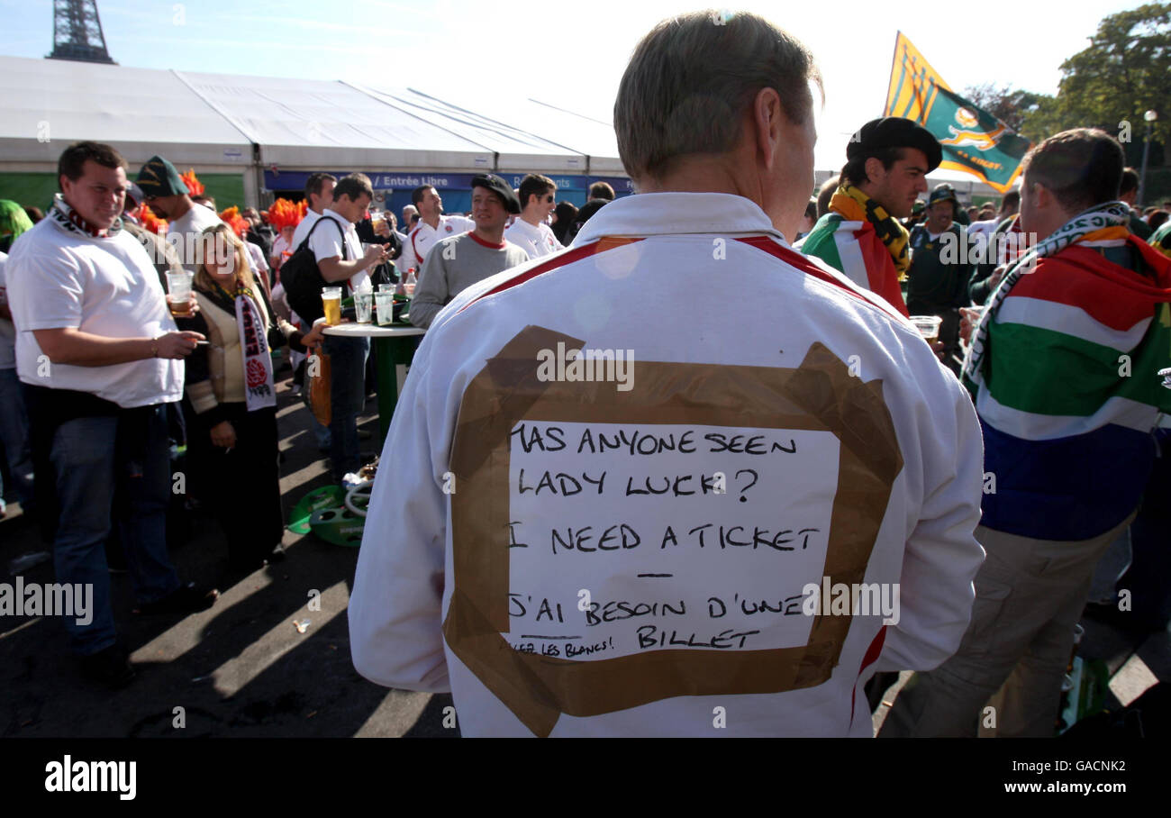 Ted Wainman, fan d'Angleterre de Londres, porte un panneau sur son dos à la recherche de billets, à Paris, avant le match de finale de la coupe du monde de rugby d'Angleterre au Stade de France ce soir. Banque D'Images