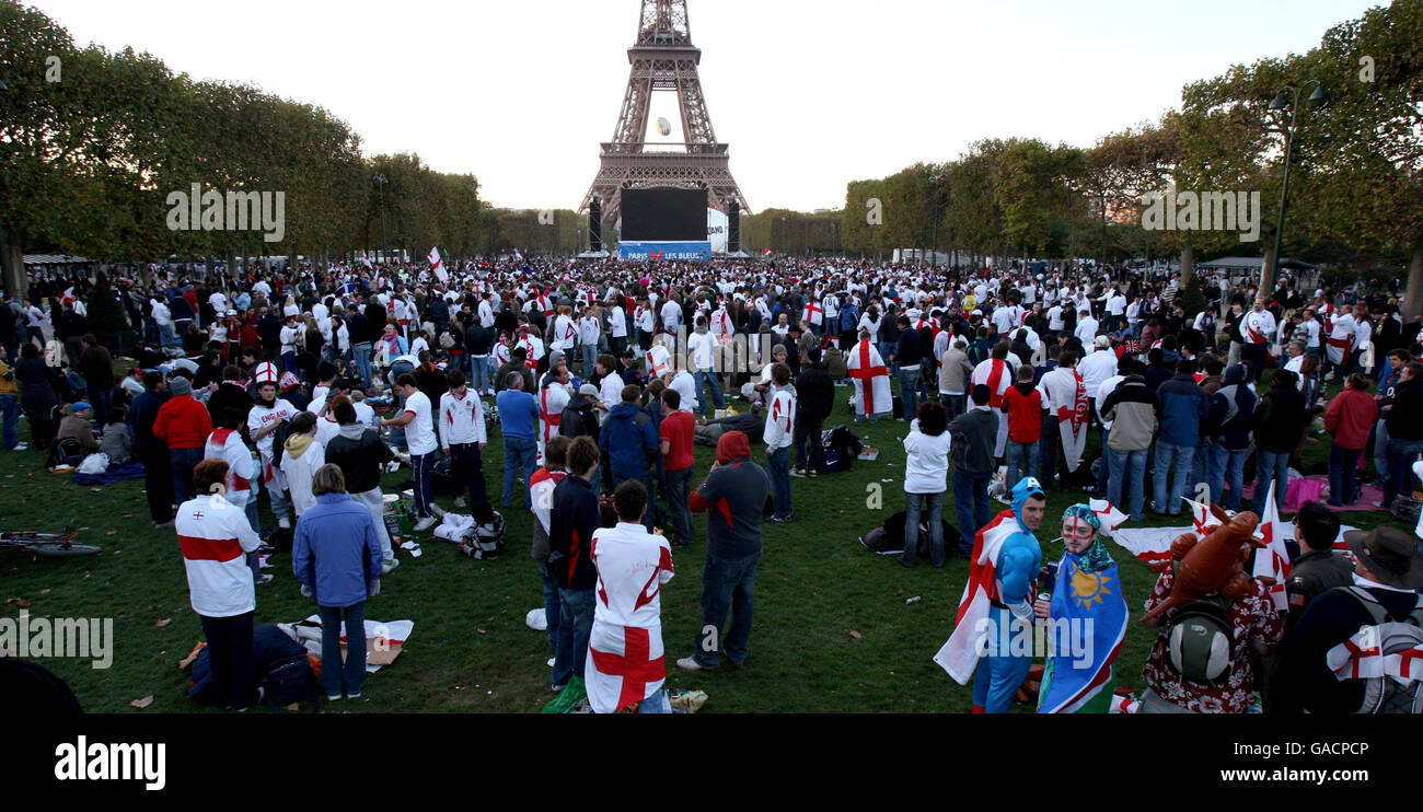 Les fans de rugby d'Angleterre se retrouvent devant la Tour Eiffel à Paris,  devant le match de finale de la coupe du monde de rugby d'Angleterre au  Stade de France ce soir