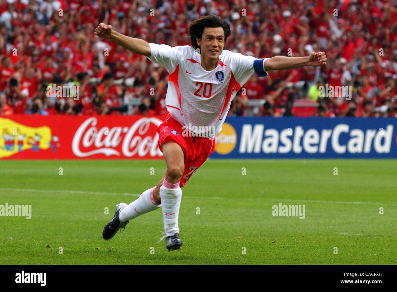 Football - coupe du monde de la Fifa 2002 - quart de finale - Espagne / République de Corée.Le capitaine de la République de Corée, Myung Bo Hong, célèbre la peine de victoire Banque D'Images