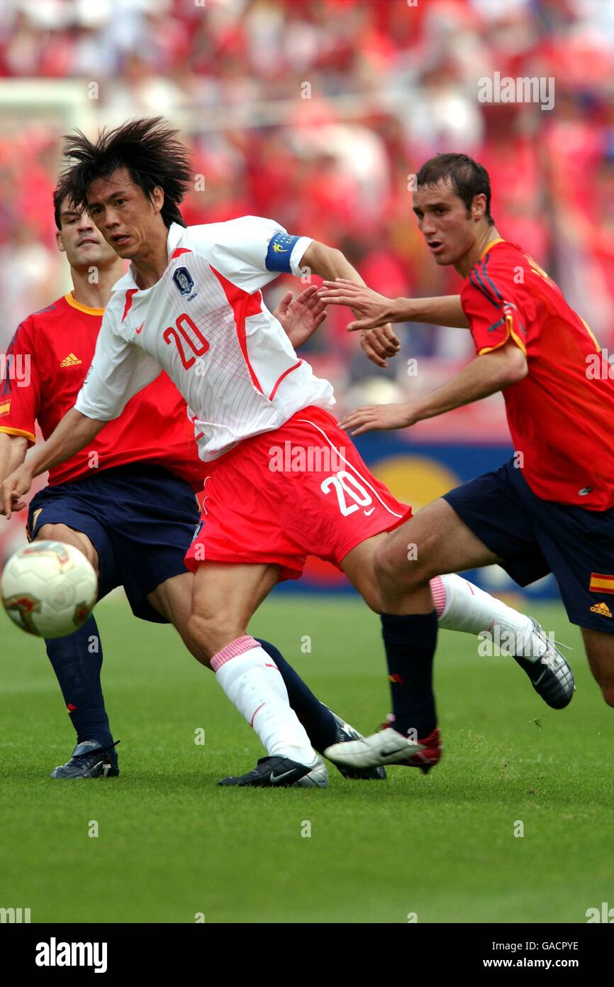 Football - coupe du monde de la Fifa 2002 - quart de finale - Espagne / République de Corée.Myung Bo Hong, de la République de Corée, passe devant Ivan Helguera, de l'Espagne Banque D'Images