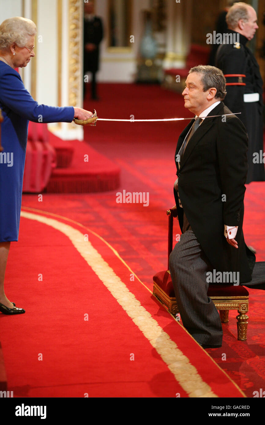 Sir Norman Rosenthal est fait chevalier par la Reine au palais de Buckingham. Banque D'Images