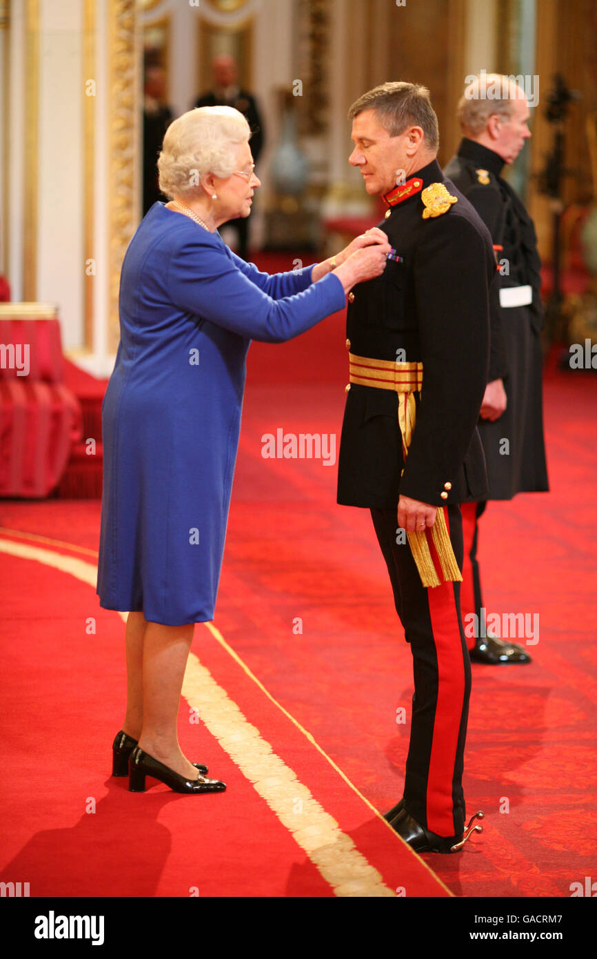 Le général de division Jeremy Thomas reçoit un DSO de la Reine au Palais de Buckingham. Banque D'Images