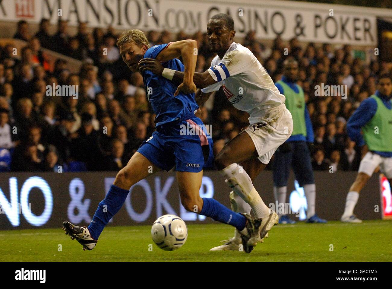 Football - coupe UEFA - Groupe G - Tottenham Hotspur v Getafe - White Hart Lane.Franck Signorino de Getafe (à gauche) et Didier Zokora de Tottenham Hotspur pour le ballon Banque D'Images