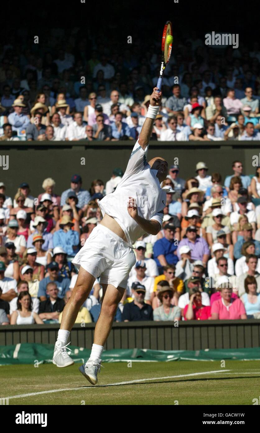 Tennis - Wimbledon 2002 - deuxième tour.Andre Agassi sert au Paradorn Srichaphan Banque D'Images