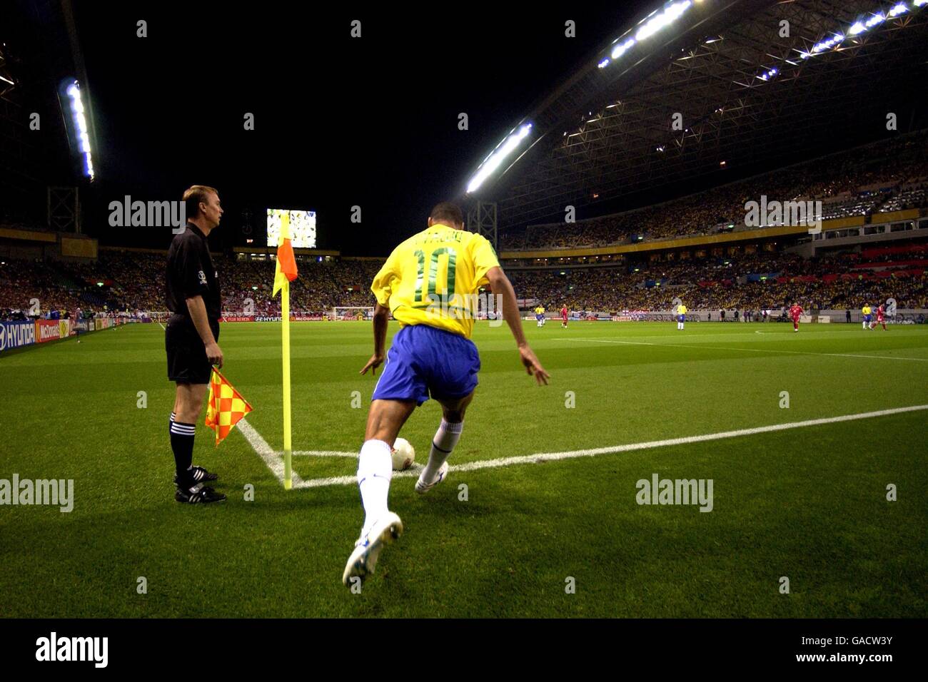 Le Rivaldo brésilien prend un virage contre la Turquie à la Saitama Stade Banque D'Images