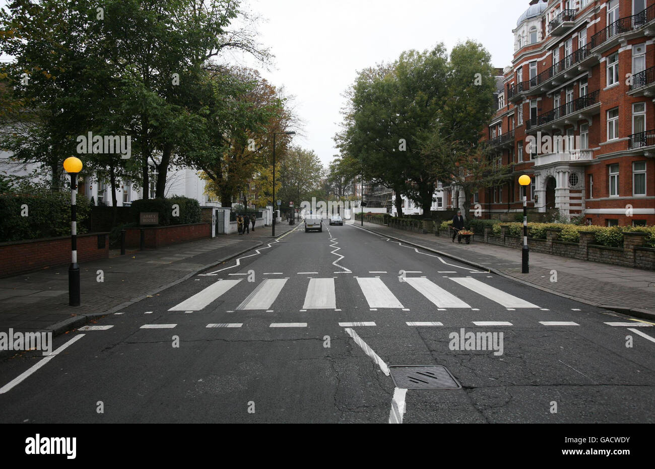 La traversée piétonne devant les studios Abbey Road à Londres, rendue célèbre par les Beatles