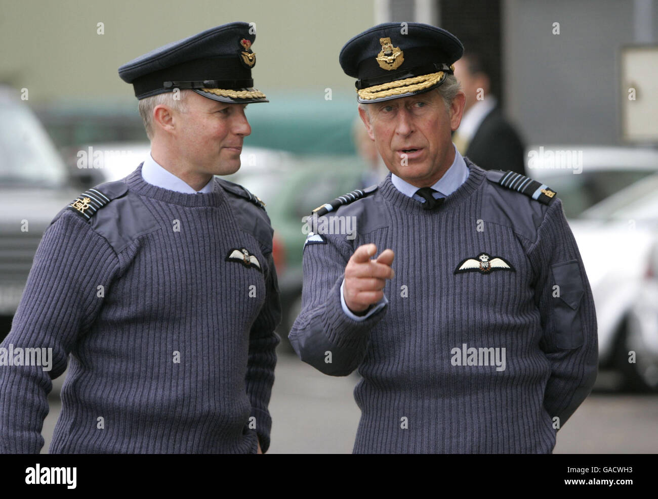 Le Prince de Galles est accueilli à son arrivée à la RAF Brize Norton par le capitaine de groupe Malcolm Brecht commandant Brize Norton. Banque D'Images