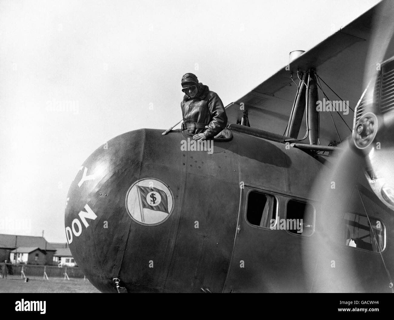 Avant son départ pour l'Amérique, Charlie Chaplin s'envole à Paris depuis Croydon. Banque D'Images