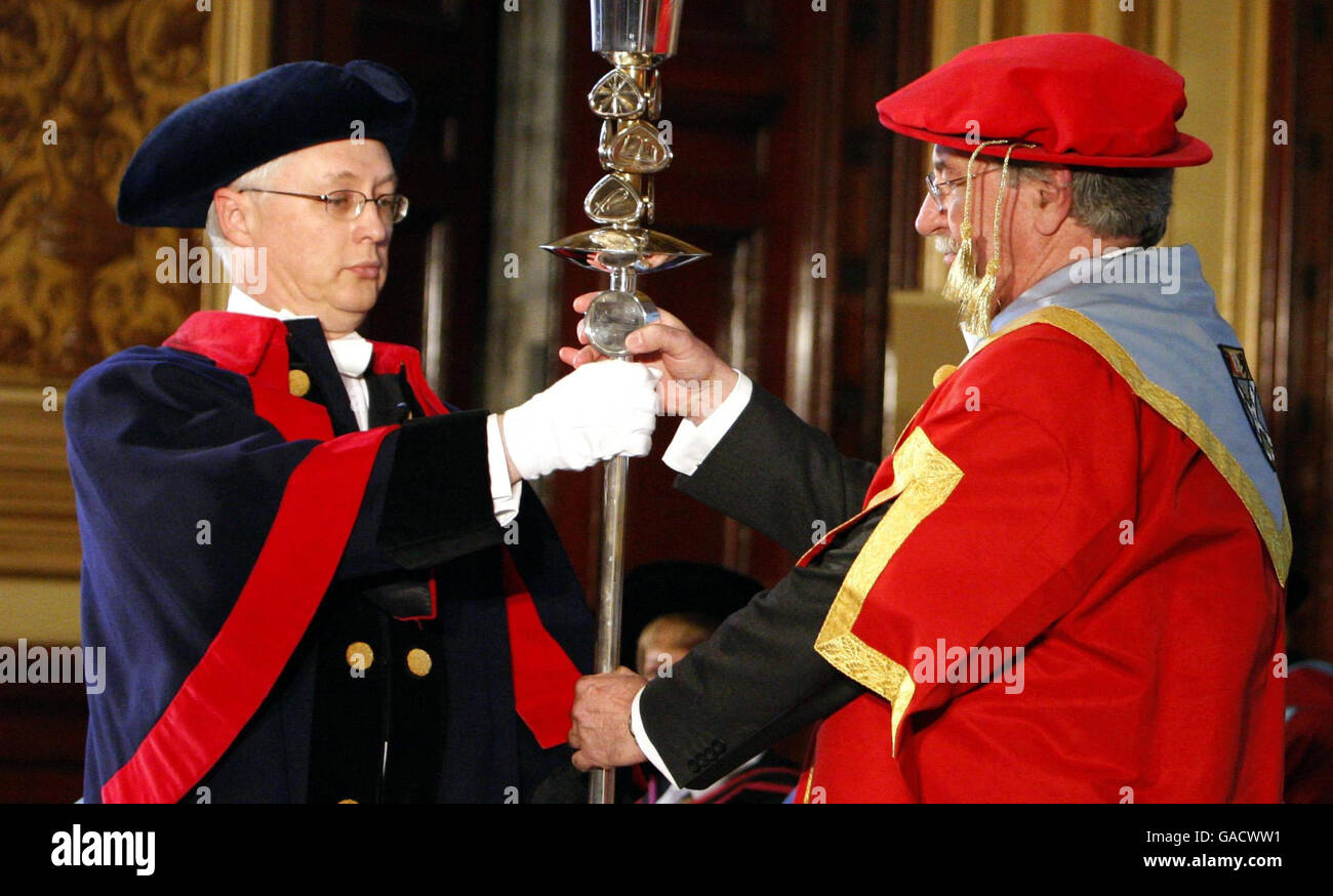Lord Macdonald (à droite) lors d'une cérémonie pour l'installer comme chancelier de l'Université Caledonian de Glasgow à Glasgow City Chambers. Banque D'Images