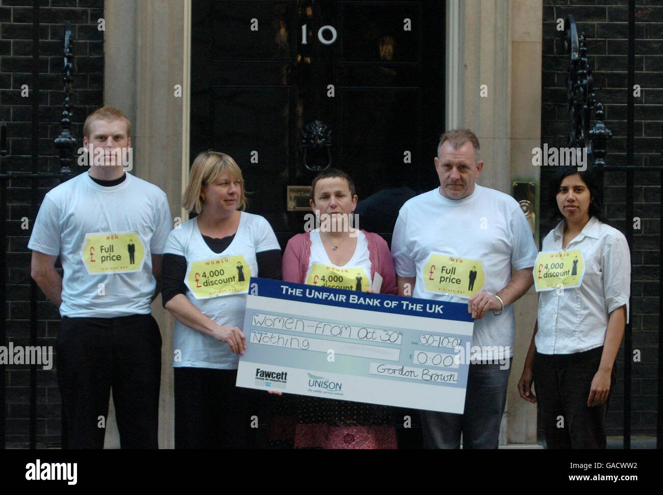 (De gauche à droite) l'étudiant Adam Greene; sa mère, l'agente nationale des femmes d'Unison Sharon Greene, la directrice de la société Fawcett Katherine Rake, l'agente nationale de santé d'Unison Dave Godson et l'agente principale des politiques de la société Fawcett Zohra Moosa, membres de la société Fawcett et UNISON, délivrent un chèque de paie géant, En soulignant l'écart de rémunération de 17 % entre les sexes, Downing Street fera connaître le « jour de non-rémunération des femmes » demain. Banque D'Images