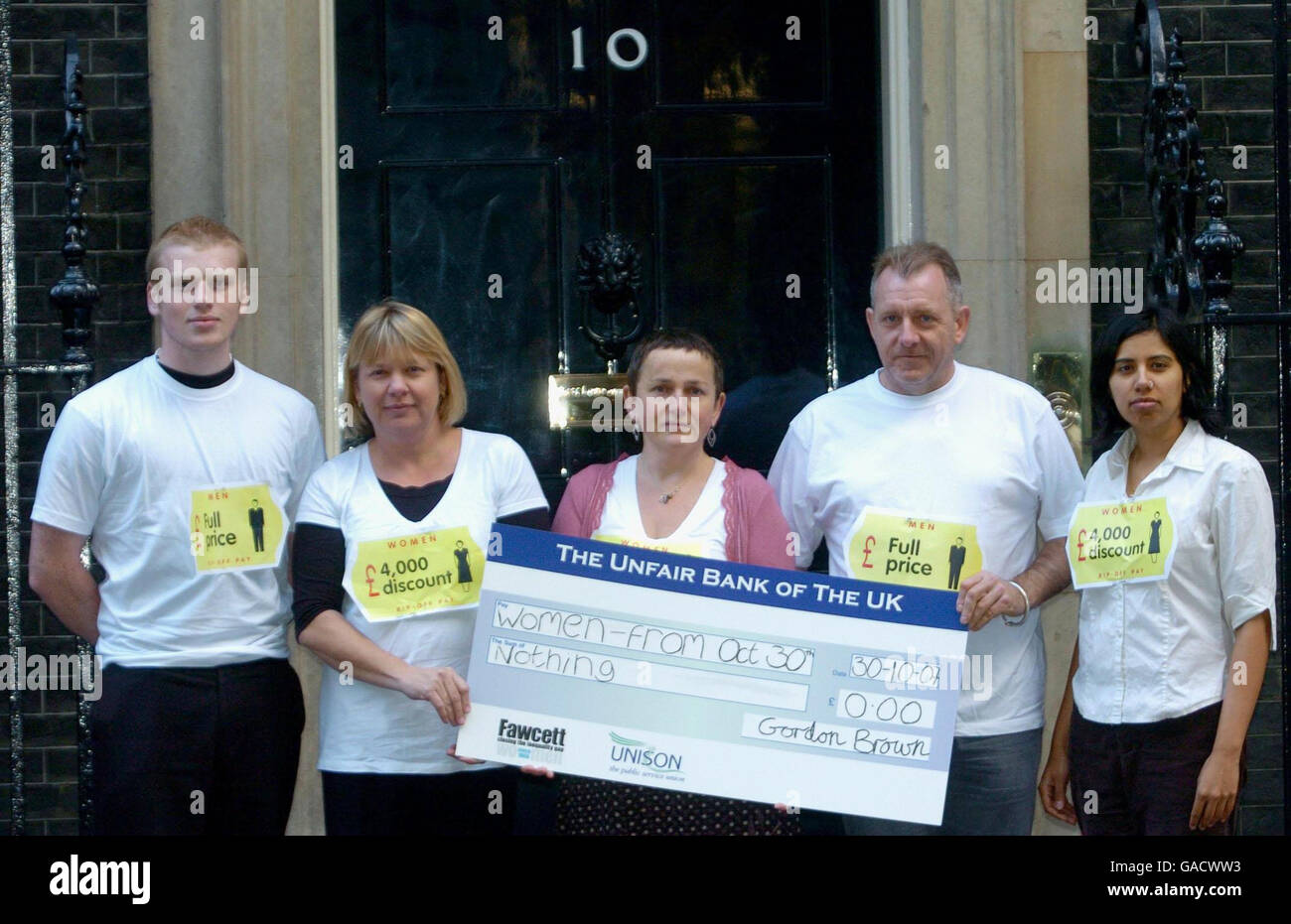 (De gauche à droite) l'étudiant Adam Greene; sa mère, l'agente nationale des femmes d'Unison Sharon Greene, la directrice de la société Fawcett Katherine Rake, l'agente nationale de santé d'Unison Dave Godson et l'agente principale des politiques de la société Fawcett Zohra Moosa, membres de la société Fawcett et UNISON, délivrent un chèque de paie géant, En soulignant l'écart de rémunération de 17 % entre les sexes, Downing Street fera connaître le « jour de non-rémunération des femmes » demain. Banque D'Images