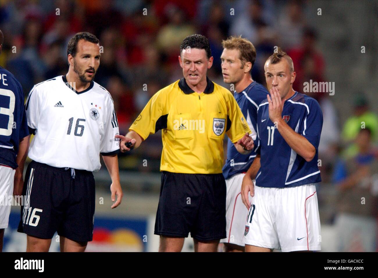 Football - coupe du monde de la FIFA 2002 - quart de finale - Allemagne contre Etats-Unis.L'arbitre Hugh Dallas calme les choses entre le Clint Mathis(r) des États-Unis et le Jen Jeremies(l) de l'Allemagne. Banque D'Images
