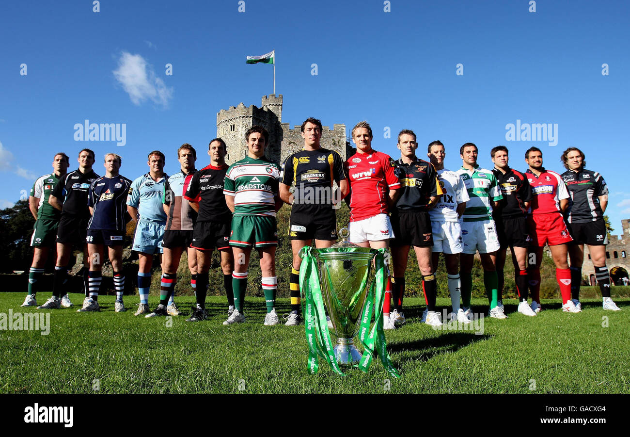 De gauche à droite Bob Casey (London Irish), Alastair kellock (Glasgow Warriors), Matt Salter (Bristol), Xavier Rush (Cardiff Blues), Paul Volley (Harlequins), Neil de Kock (Saracens), Harry Ellis (Leicester Tigers), Tom Voyce (London Wasps), Matthew Watkins (Llanelli Scarlets), Silvio Robertson (Gewent), Kevin (Leicester), (Leicester), Morgan, (Newport (Gewent),Allister Hogg (Édimbourg), Marco Bortolami (Gloucester) et Ryan Jones (Ospreys) représentent leur club de compétition au lancement de la Heineken Cup comme la pose pour une photo avec le trophée à l'extérieur du château de Cardiff. Banque D'Images