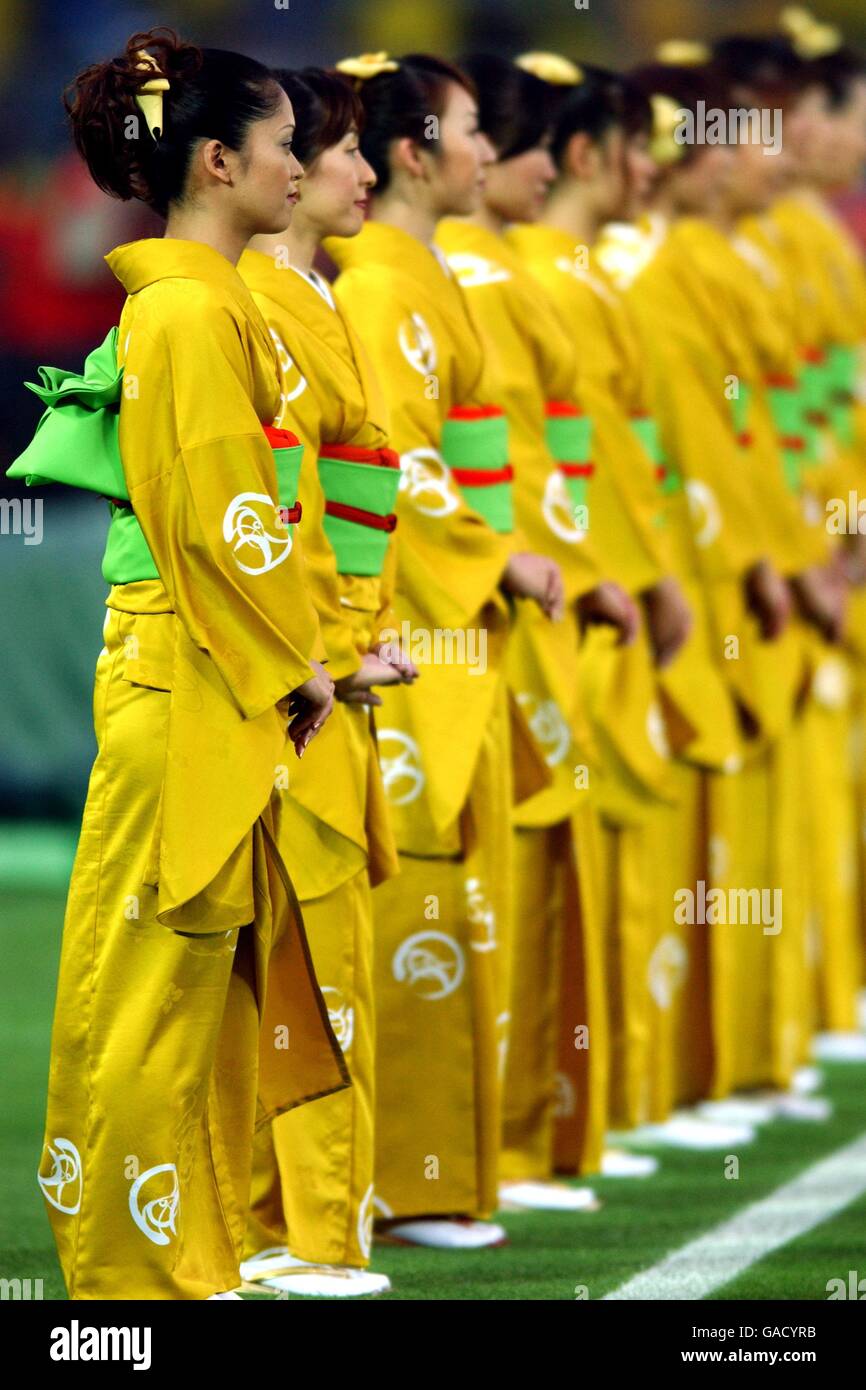 Football - coupe du monde de la FIFA 2002 - finale - Allemagne contre Brésil.Les femmes en costume traditionnel japonais divertissent la foule avant le match Banque D'Images