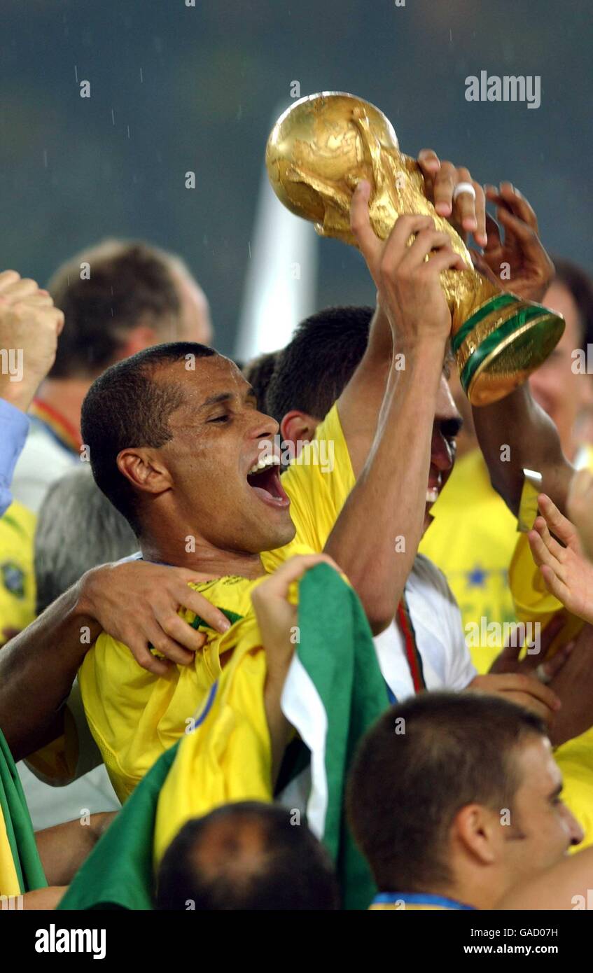 Football - coupe du monde de la FIFA 2002 - finale - Allemagne contre Brésil.Rivaldo au Brésil tient la coupe du monde Banque D'Images