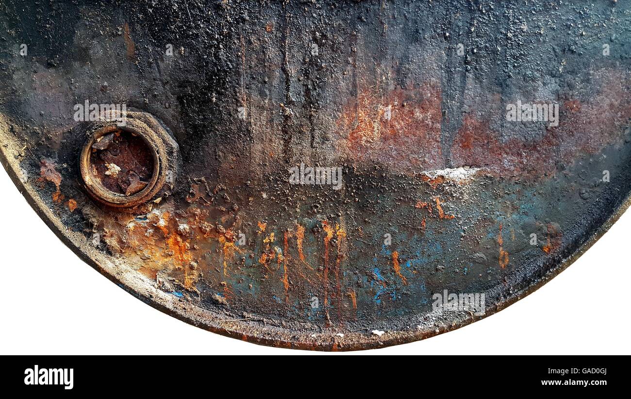 Close up of old rusted metal sale et le baril de stockage d'huile isolé sur fond blanc Banque D'Images