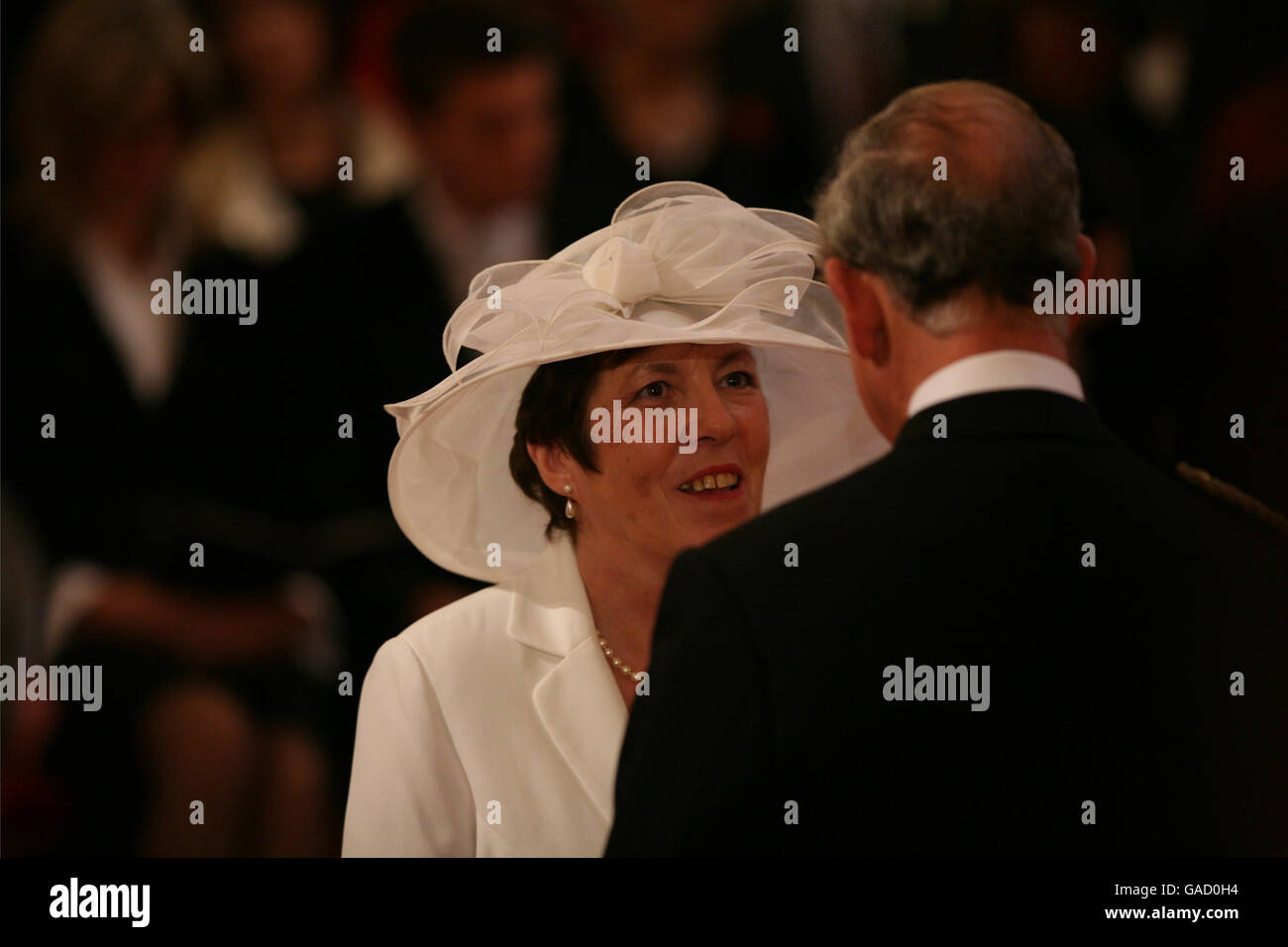 Mme Kathleen Cheetham, de Bolton, est fabriquée en MBE par le Prince de Galles au palais de Buckingham.Cette photo doit être créditée à PA photos. Banque D'Images