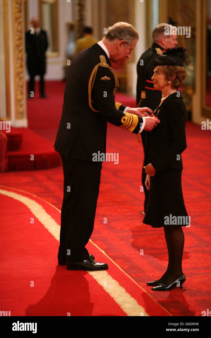 Mme Vanora Marland, de Londres, est fabriquée par le Prince de Galles à Buckingham Palace. Cette photo doit être créditée à PA photos. Banque D'Images