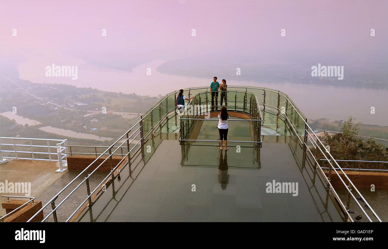 Province de Nong Khai, Thaïlande- avril 28,2016 : et en prenant la photo de ciel transparent à pied pour voir de vue Meko Banque D'Images