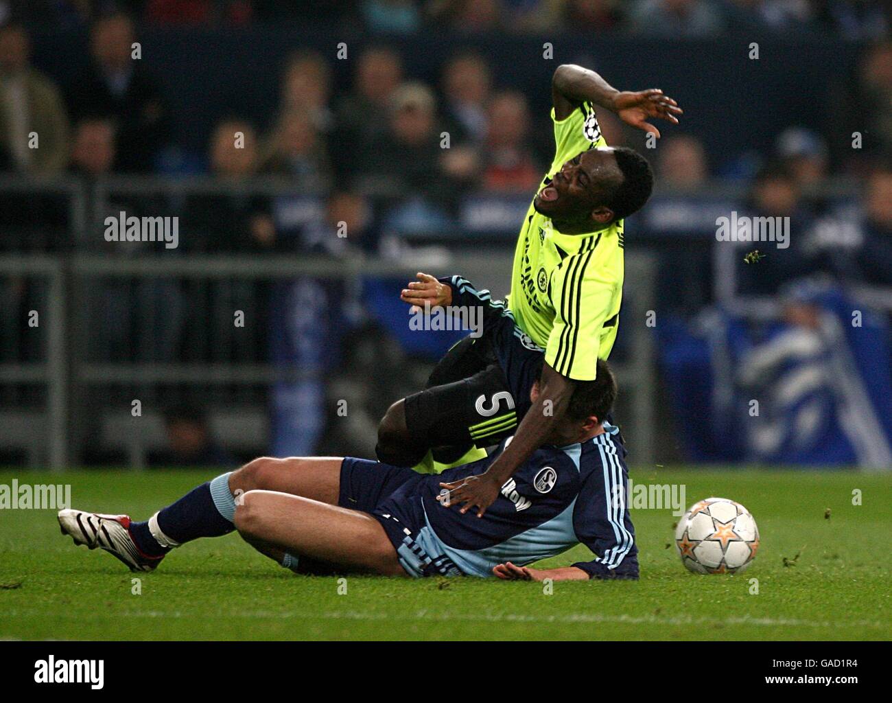 Michael Essien de Chelsea est attaqué par Zlatan Bajramovic de Schalke Banque D'Images