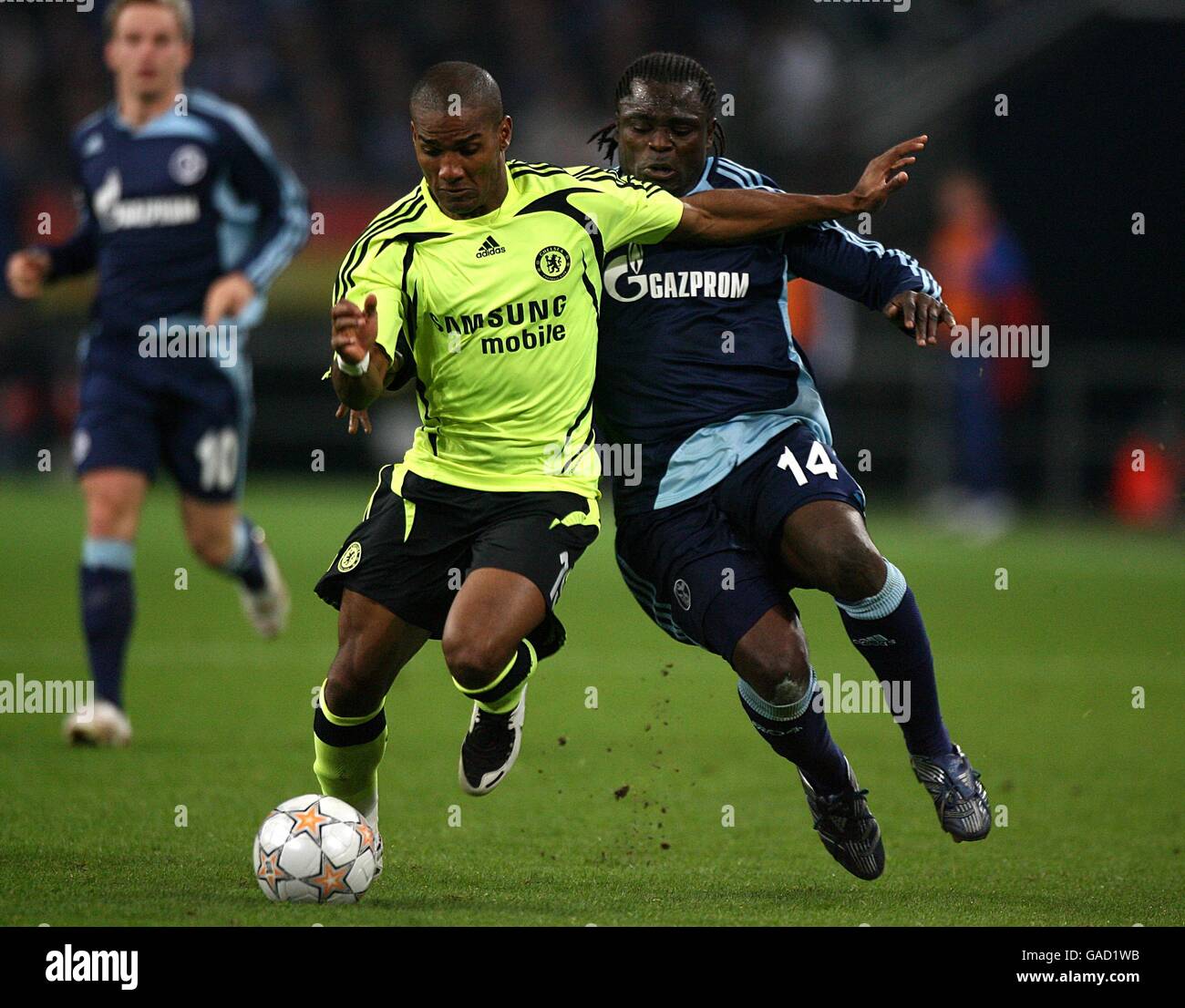 Pour Schalke, Gerald Asamoah et Florent Malouda de Chelsea la balle Banque D'Images