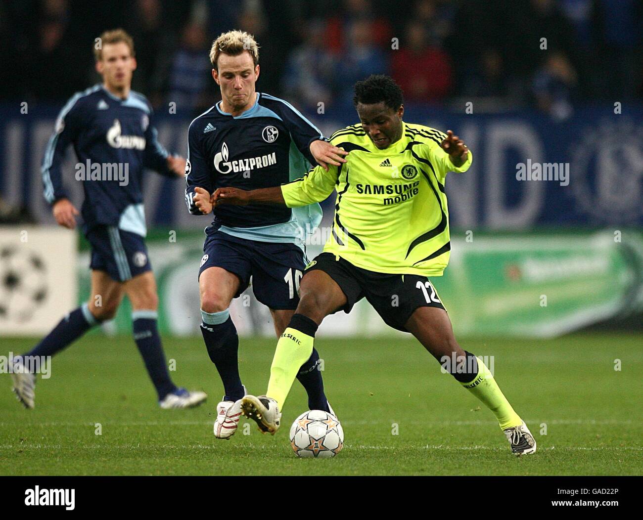 Mikel John OBI de Chelsea et Ivan Rakitique de Schalke en année pour le ballon Banque D'Images
